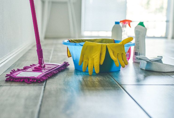 Faccende domestiche per avere casa pulita