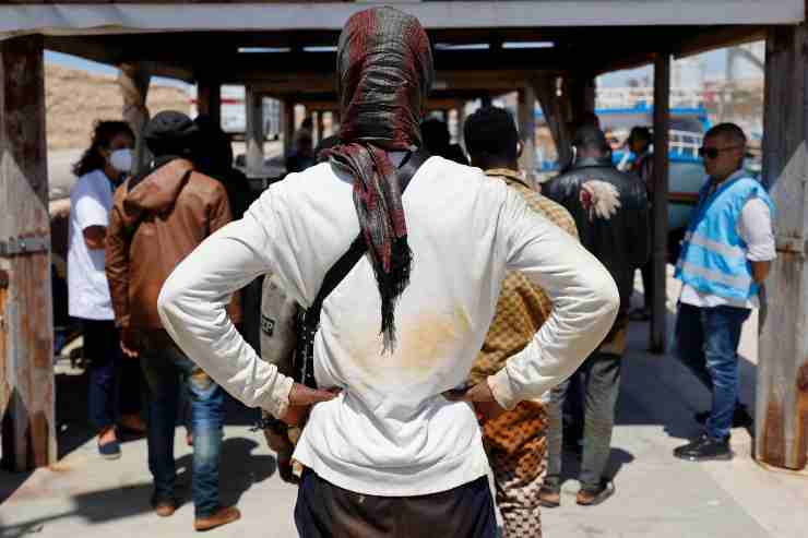 Migranti nel centro di accoglienza di Lampedusa