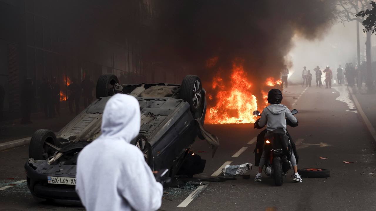 Nanterre, scontri con la polizia durante la marcia per Nahel