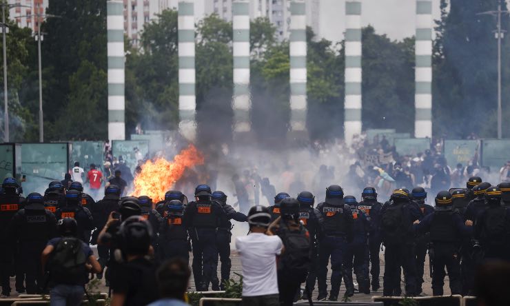 Nanterre, scontri tra manifestanti e la polizia