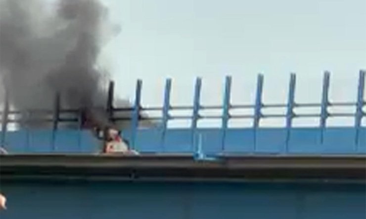 Napoli, auto in fiamme in tangenziale