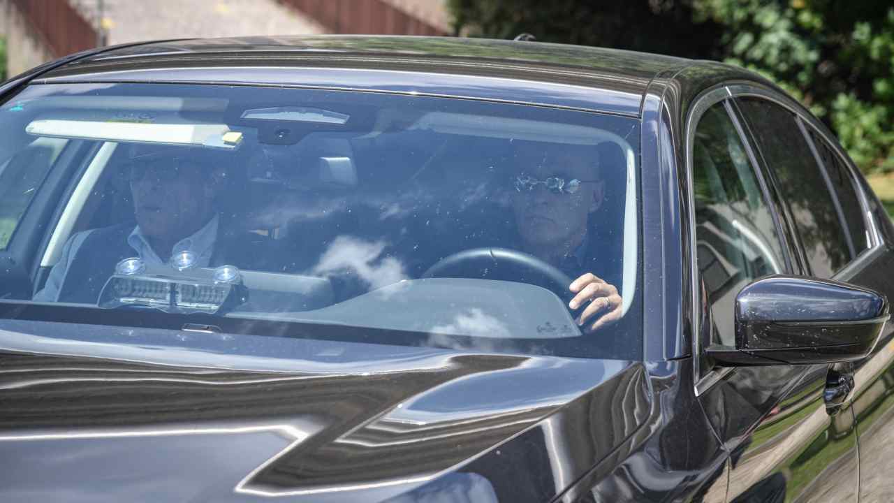 Paolo Berlusconi all'esterno dell'Ospedale San Raffaele dopo la morte del fratello Silvio