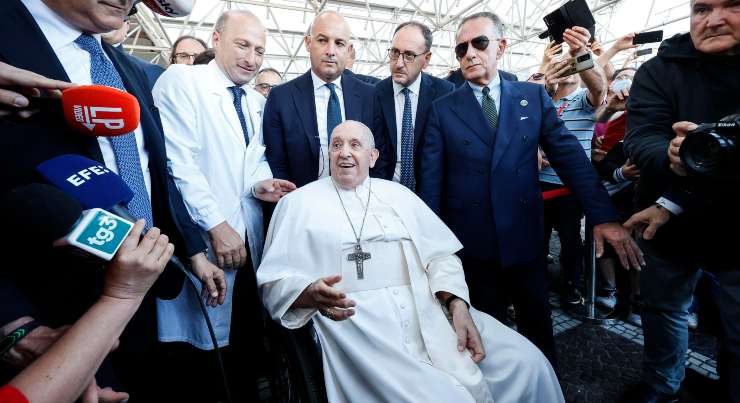 Papa Francesco dimesso dall'ospedale