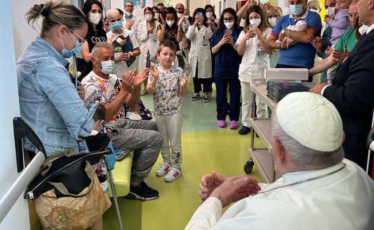 Papa Francesco nel reparto di oncologia infantile