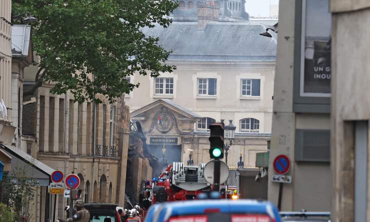 Parigi, vigili del fuoco nella zona dell'incendio