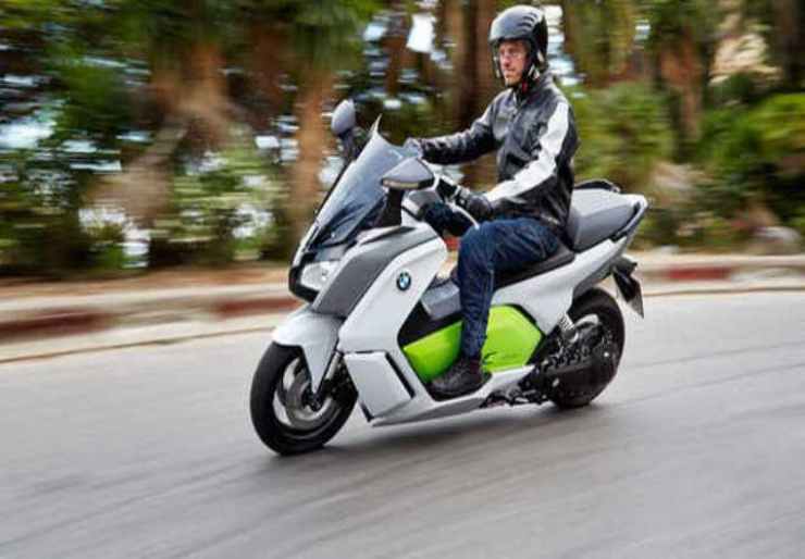 Persona a bordo di uno scooter