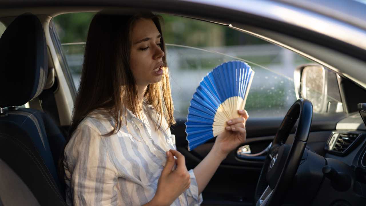 Persona con ventaglio Persona con ventaglio