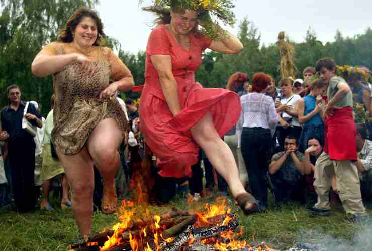 Ragazze dei Paesi dell'est saltano sul fuoco