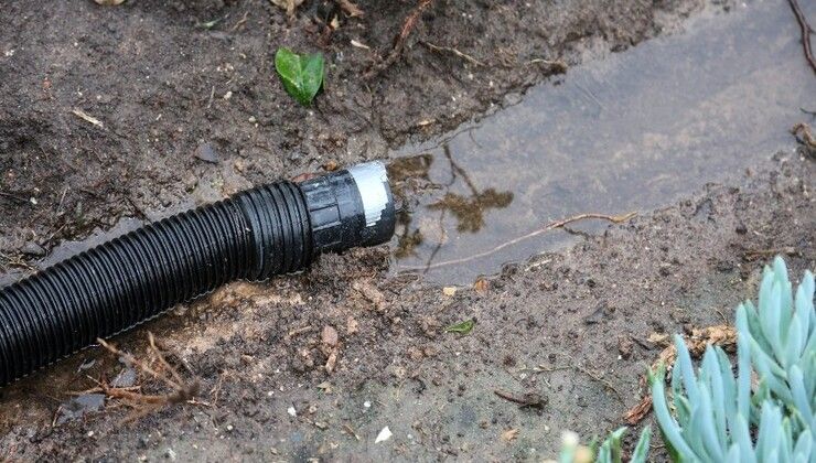 Riversare l'acqua nel terreno del vicino