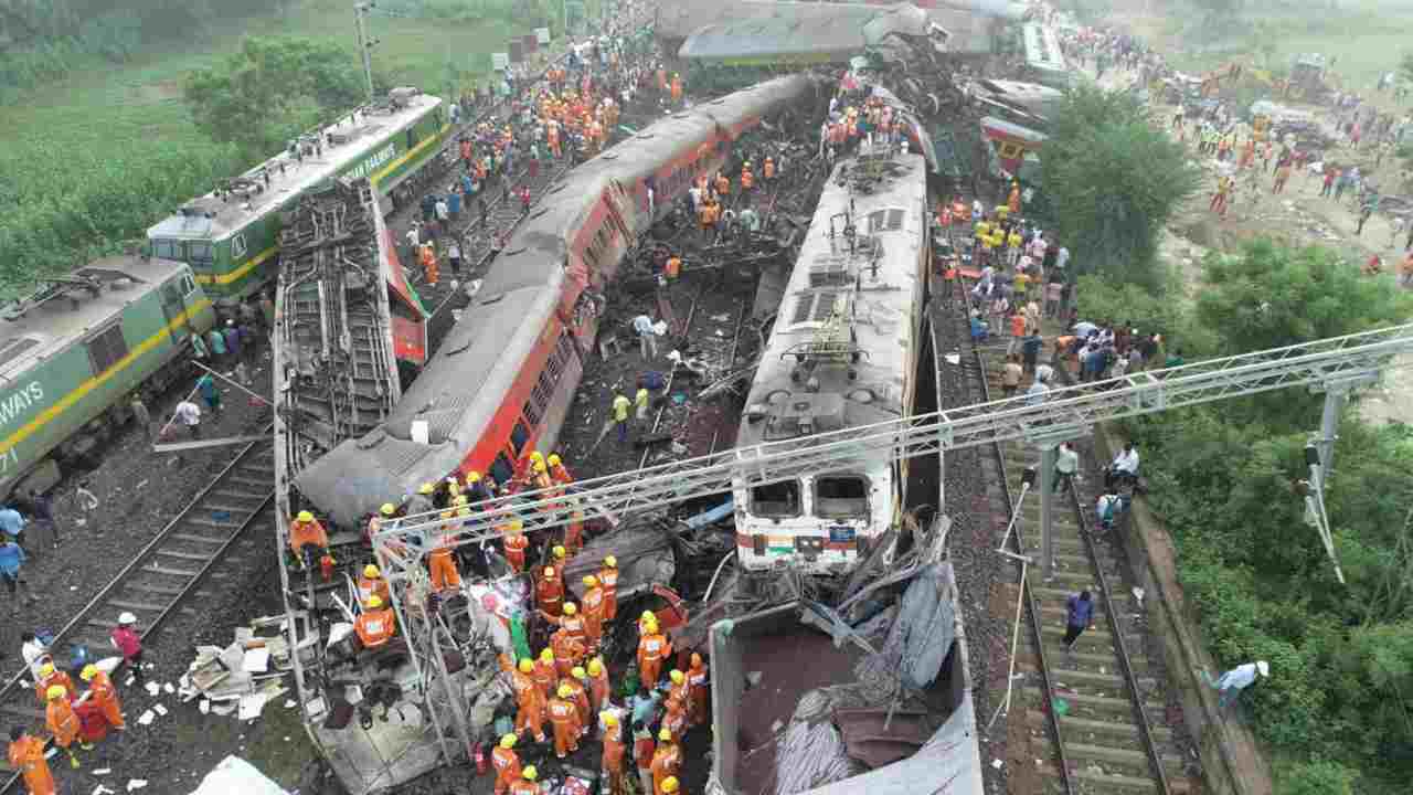 Scontro fra treni in India