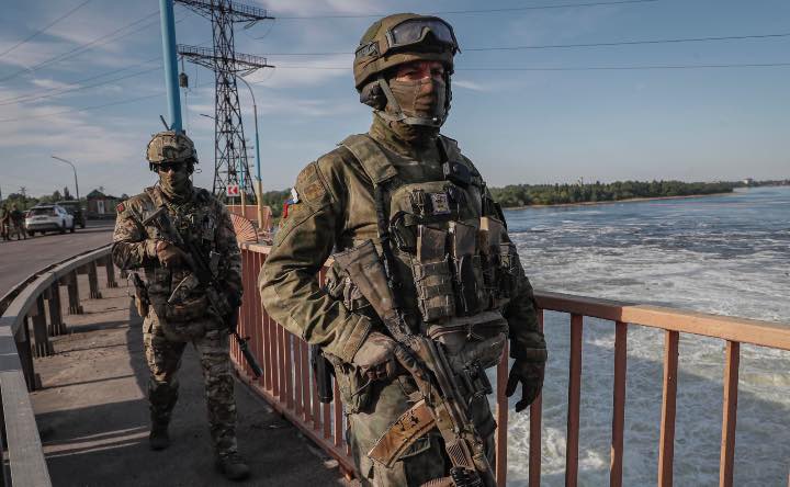 Soldati russi di guardia in piedi vicino alla centrale idroelettrica di Kakhovka