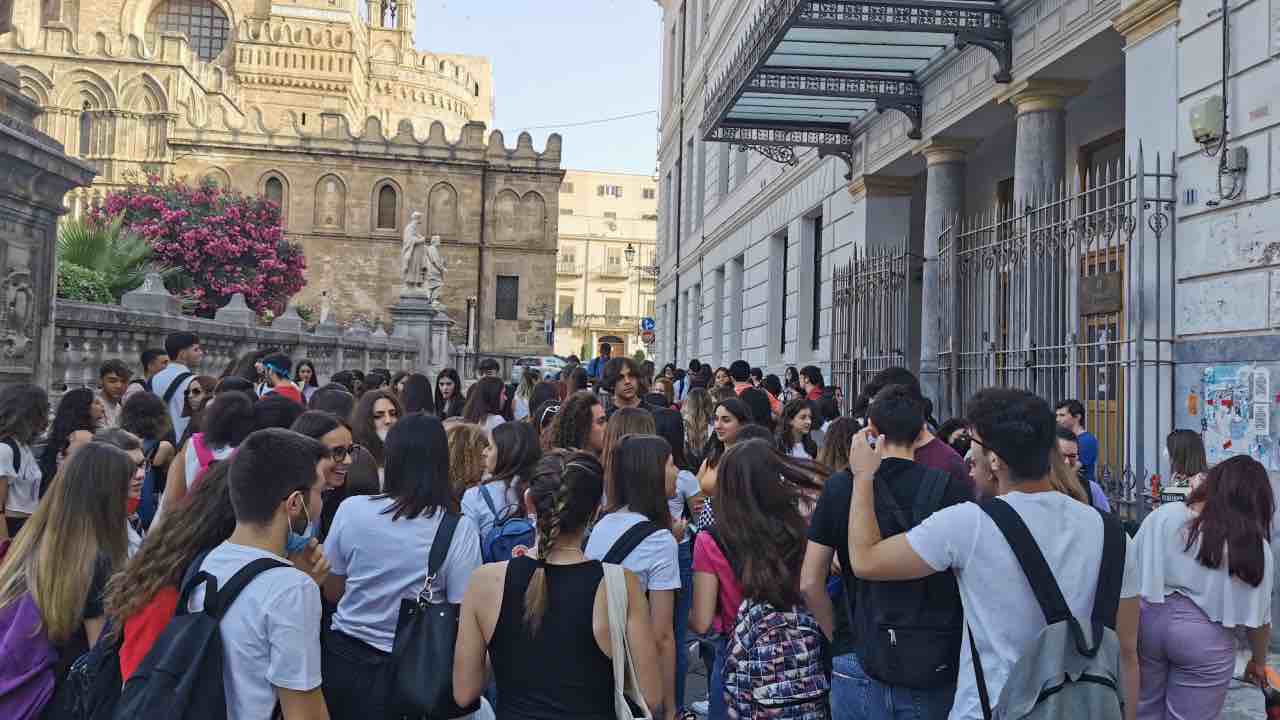 Studenti davanti il liceo classico Vittorio Emanuele a Palermo