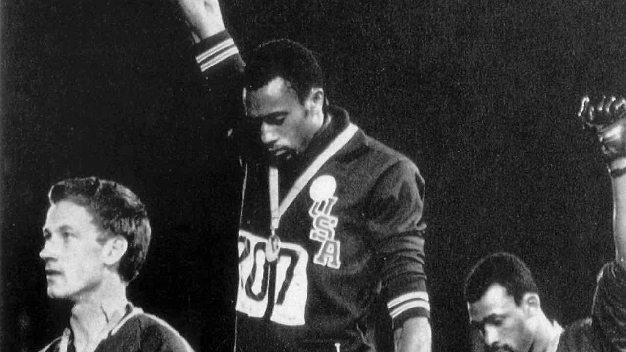 Tommie Smith e John Carlos sul podio con i pugni alzati ed i guanti neri in segno di protest