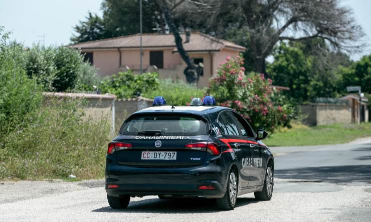 Una gazzella dei carabinieri mentre lascia l'abitazione di Matteo Di Pietro