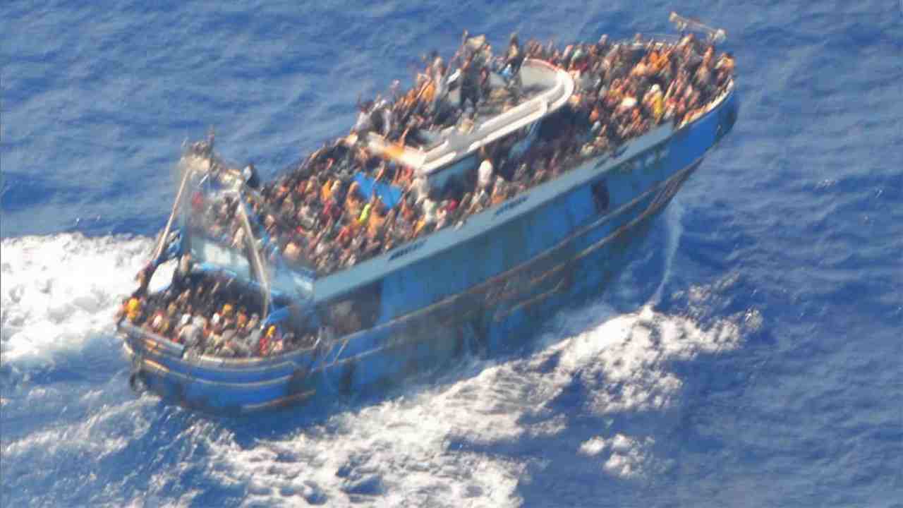 Un'immagine dei migranti sull'imbarcazione che poi si è capovolta