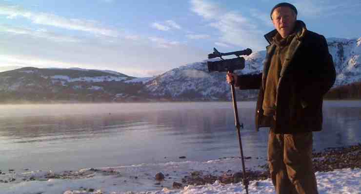 Uomo con telecamere a Loch Ness