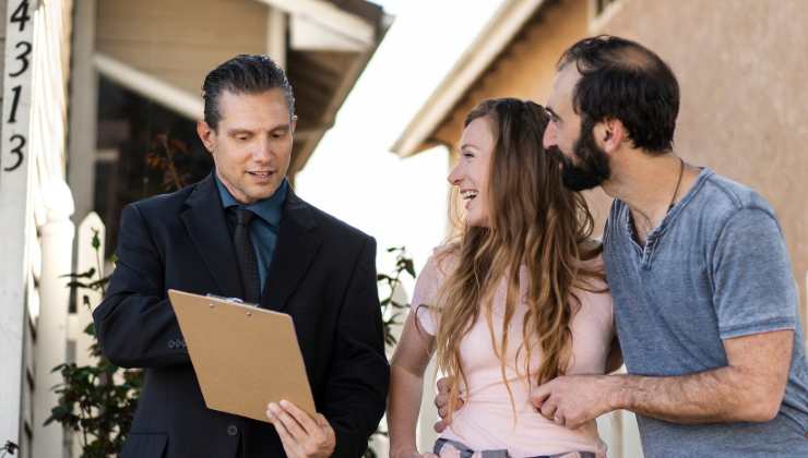 Cartello sul portone del condominio 