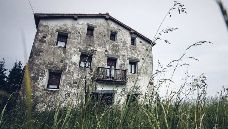 Casa abbandonata dietro erbacce