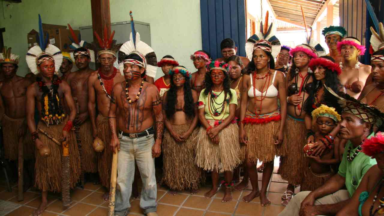 gruppo di indigeni brasiliani