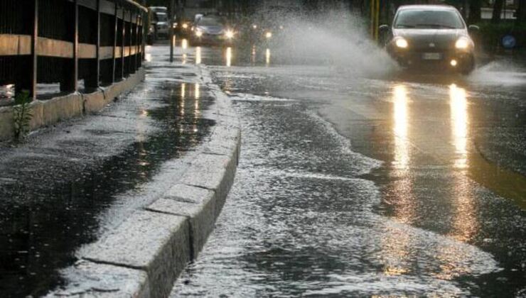pioggia sull'asfalto