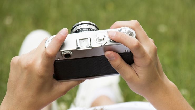 Scatta una foto alla figlia 