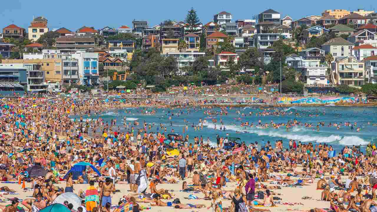 spiaggia affollata