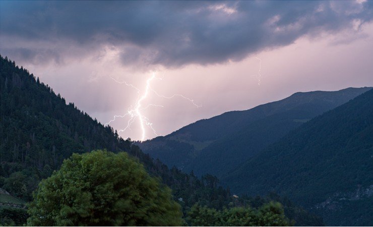 Meteo, rovesci sul settore alpino