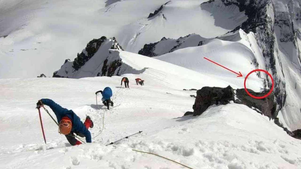 Alpinisti si precipitano a correre quando vedono cosa viene nella loro direzione