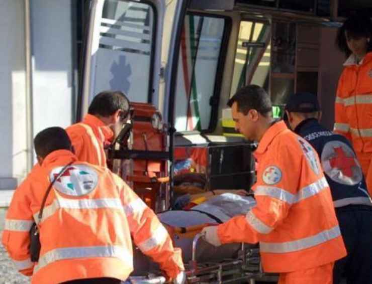 Ambulanza con soccorritori