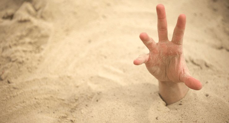 Bimba bloccata nella sabbia
