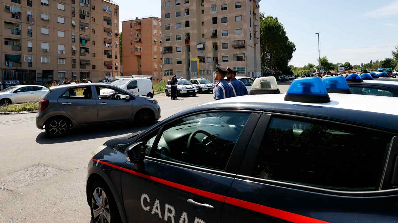 Carabinieri nel quartiere di San Basilio