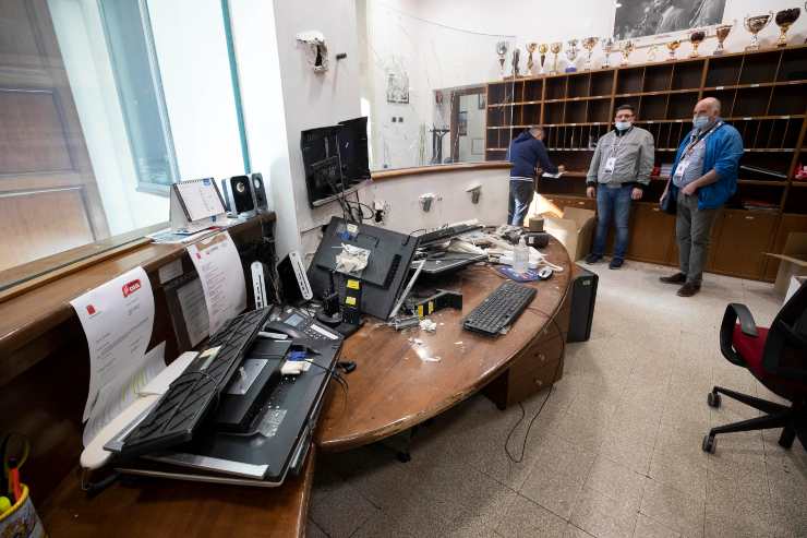 Danneggiamenti alla sede Cgil