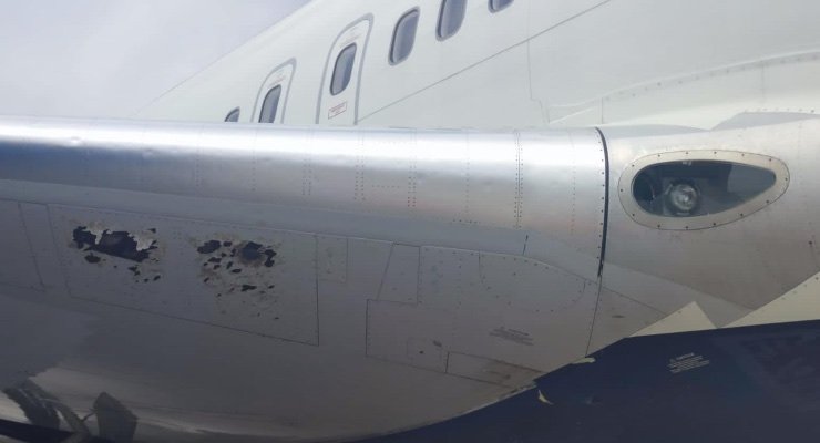 Dettaglio dell'ala dell'aereo danneggiato dalla grandine