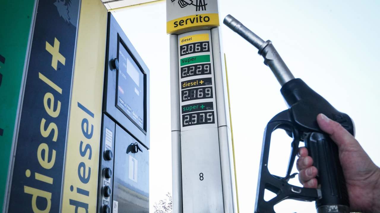 Distributore benzina, prezzi in aumento