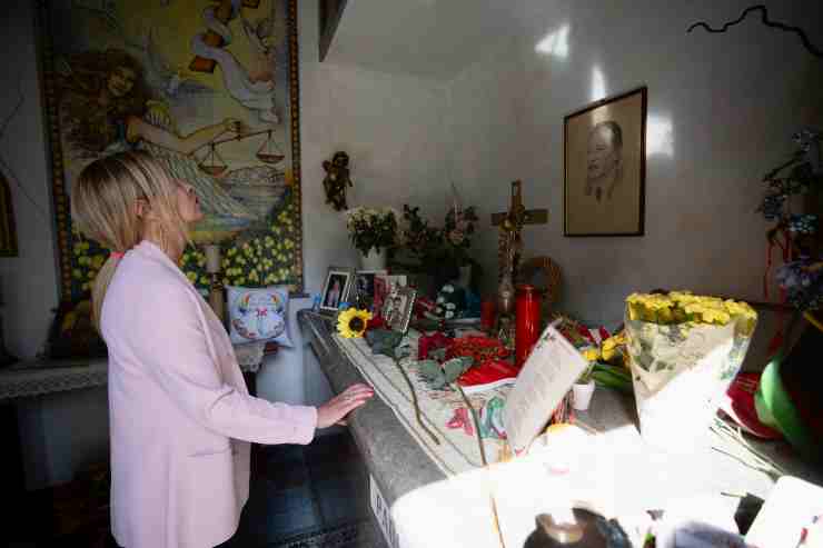 Giorgia Meloni presso la tomba di Borsellino