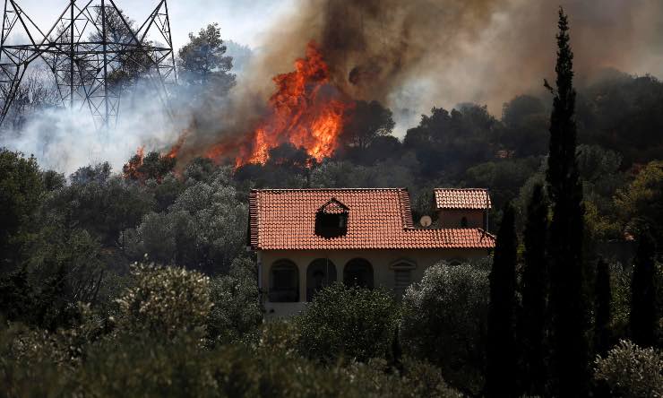 Grecia, incendio nei pressi di un'abitazione