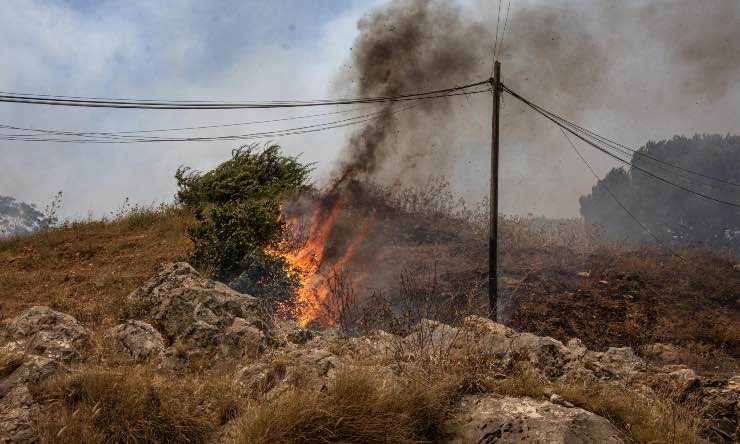 Incendio nella campagne del Palermitano
