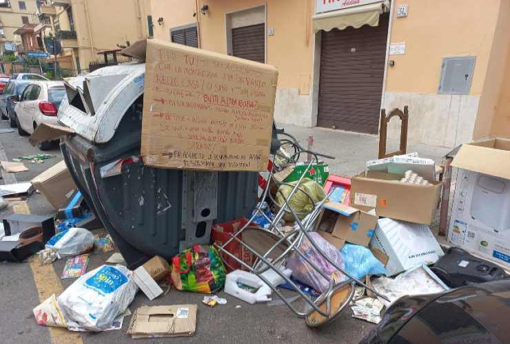 Insolito cartello rinvenuto su bidone della spazzatura