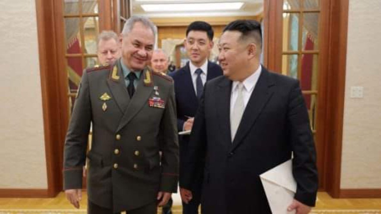 Kim Jong un mostra la fornitura militare a Shoigu