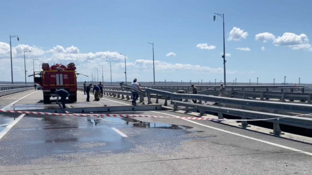 Lavoratori ripristinano il ponte di Crimea
