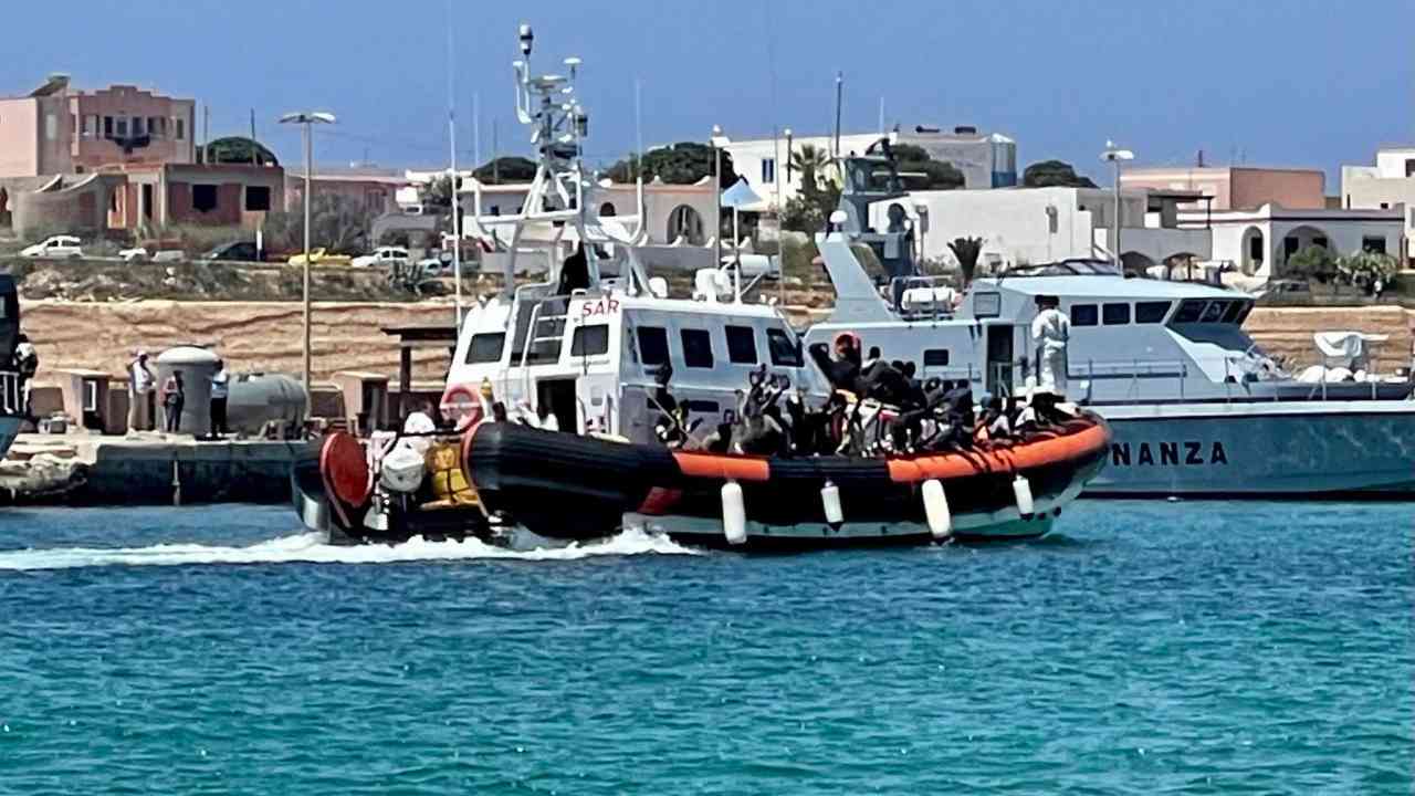 Migranti in arrivo a Lampedusa