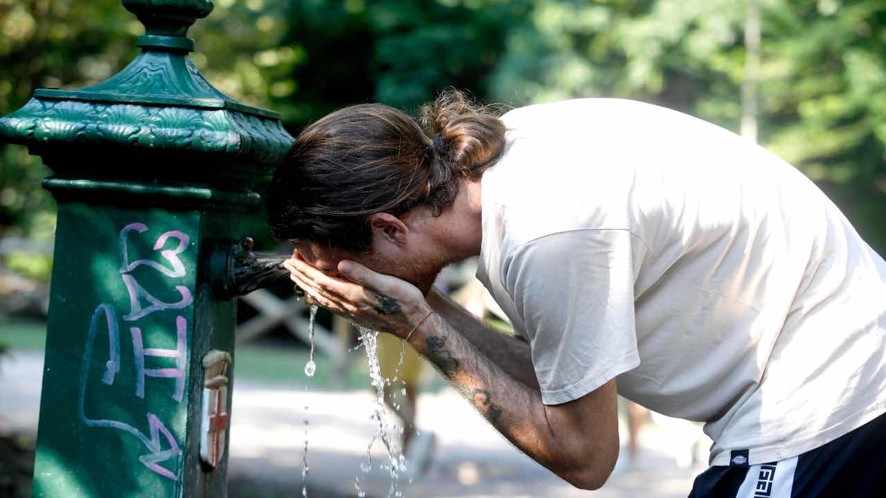 Milano, giovane si rinfresca ad una fontanella