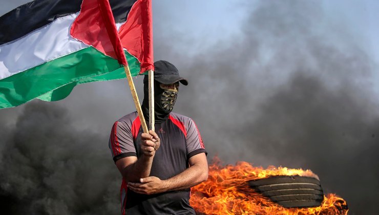 Palestinese protesta contro Israele