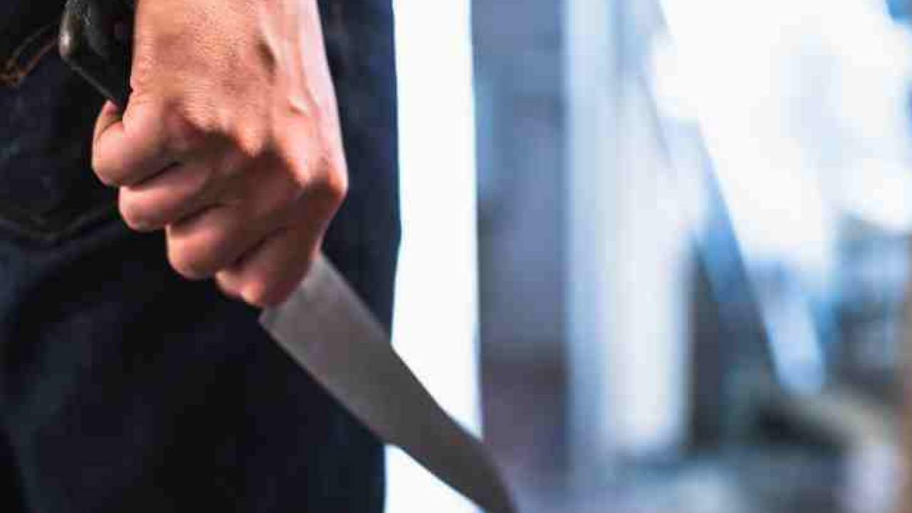 Persona che brandisce un coltello