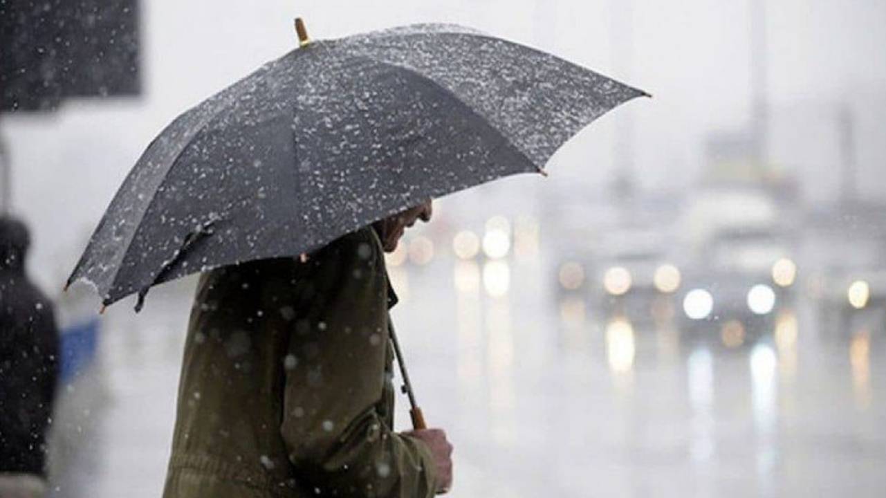 Persona con l'ombrello sotto la pioggia
