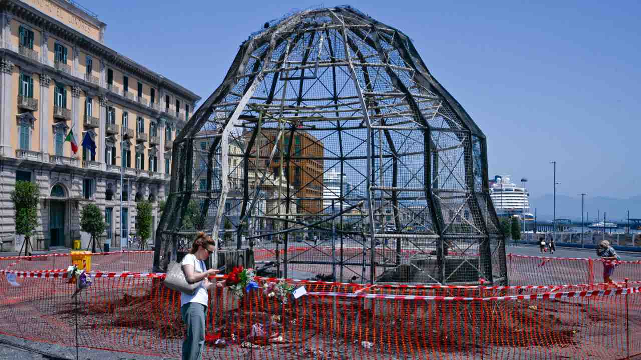 Piazza del municipio a Napoli, resti della Venere degli Stracci