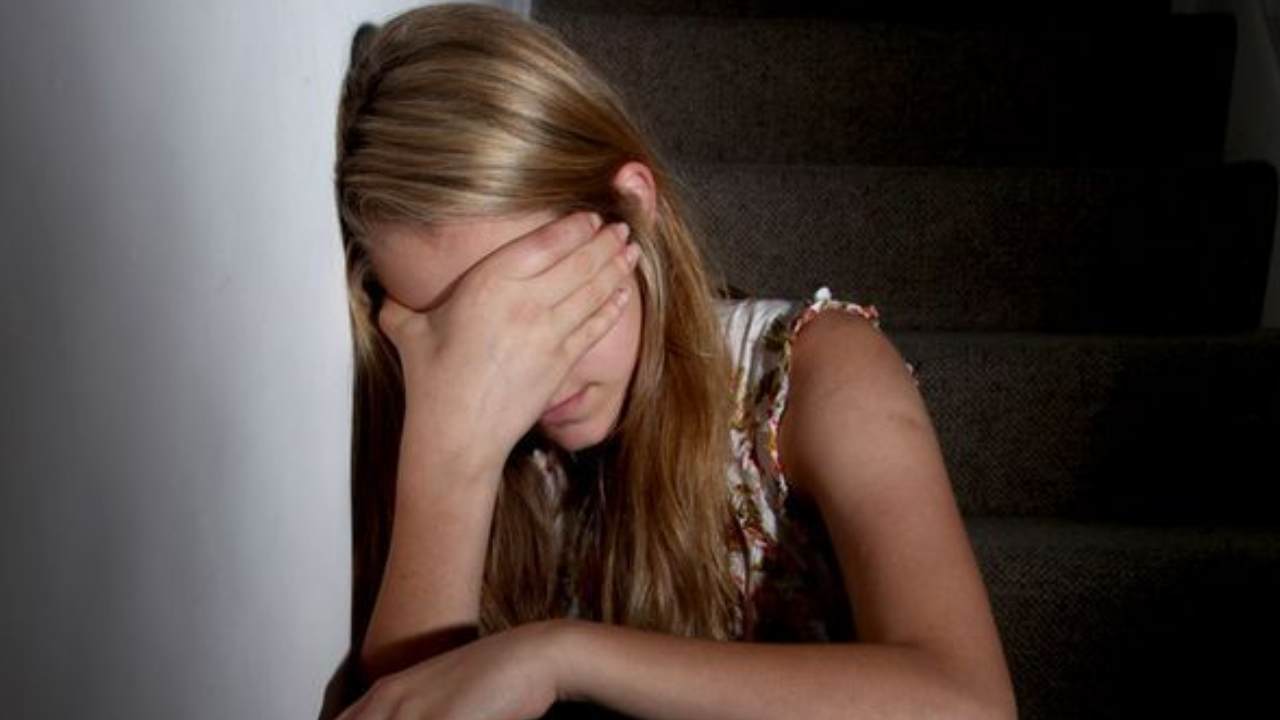 Ragazzina che piange