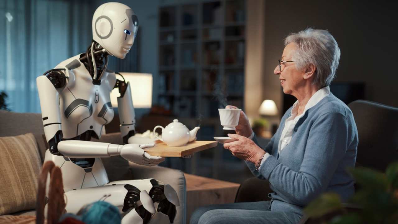Robot con signora anziana