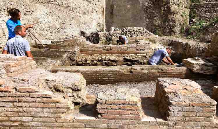 Roma, archeologi al lavoro negli scavi del Teatro di Nerone