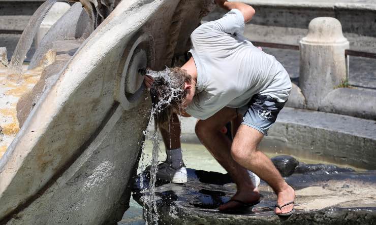 Roma, turista cerca refrigerio in Piazza di Spagna